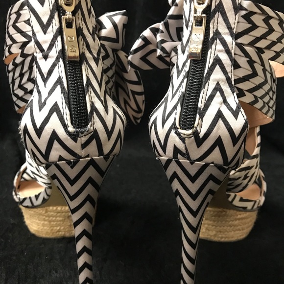 WOW 🤩 | Zigi Soho 4” Heels | Striking B&W & Bows - Picture 9 of 13